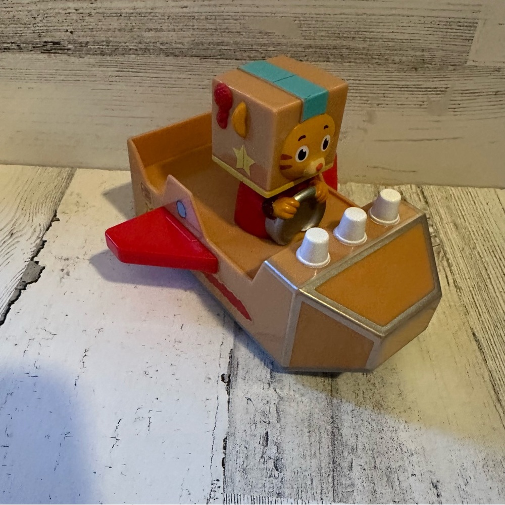 Daniel Tiger's Neighborhood Pull Back & Go Cardboard Box Airplane Toy